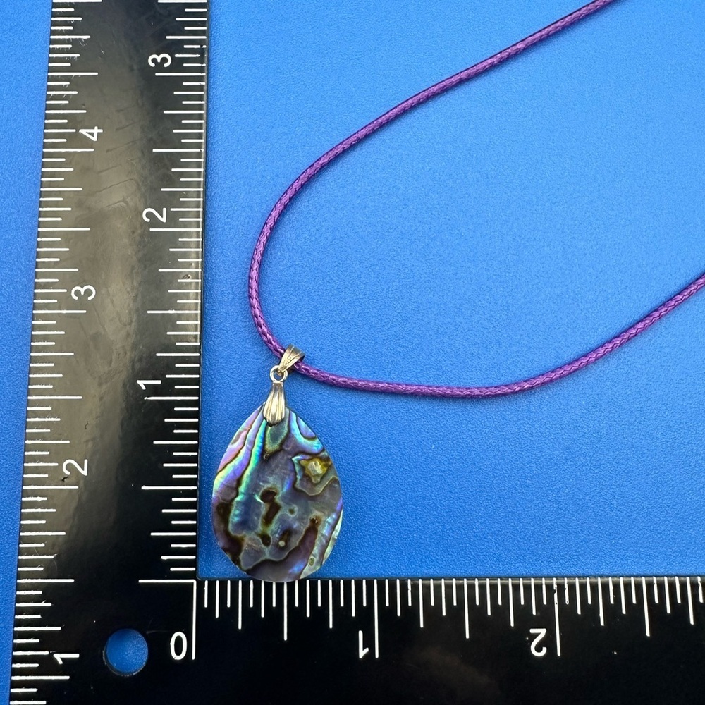 Abelone shell pendant on 16” purple rope with extender - Picture 4 of 5